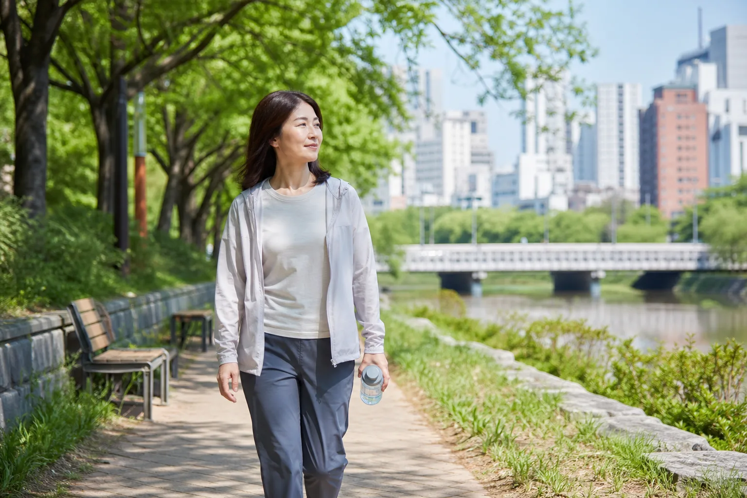 방광통증의 생활 변화를 살피며 천천히 걷는 40대 여성