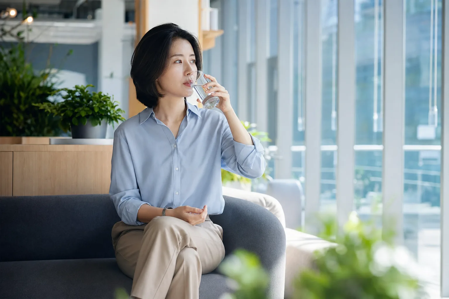 출혈로 인한 컨디션 변화를 살피며 사무실에서 잠시 쉬는 30대 여성