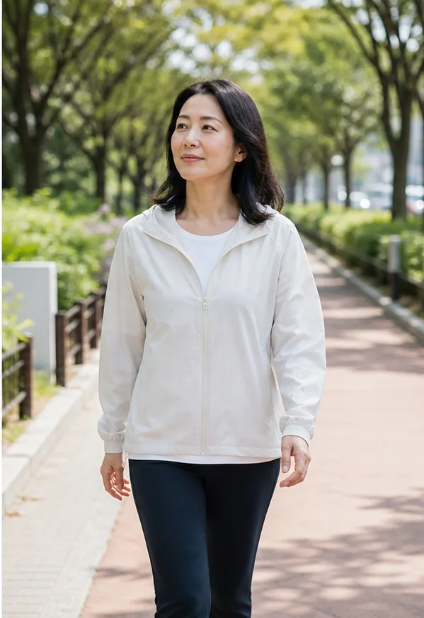 컨디션을 살피며 공원에서 가볍게 걷는 40대 여성