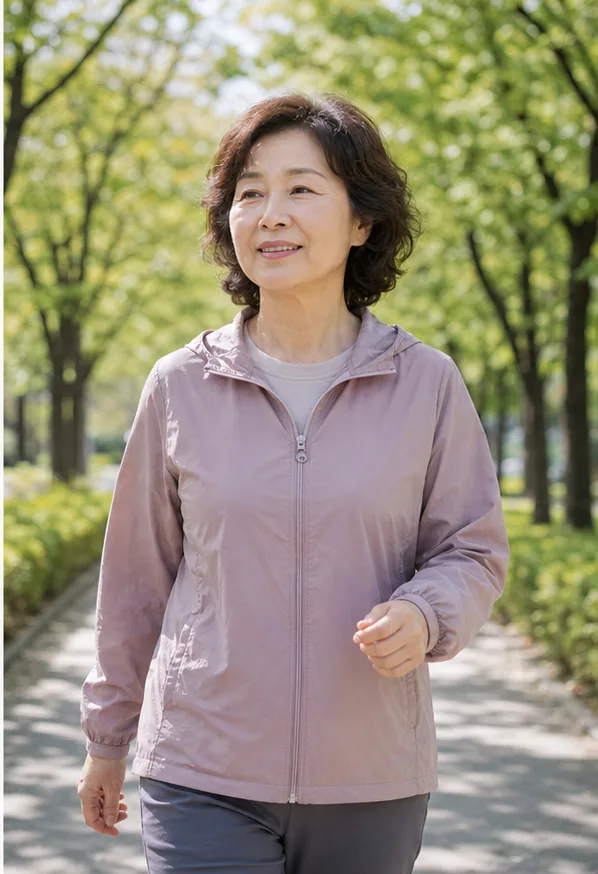 수면 뒤 컨디션을 살피며 공원을 걷는 60대 여성