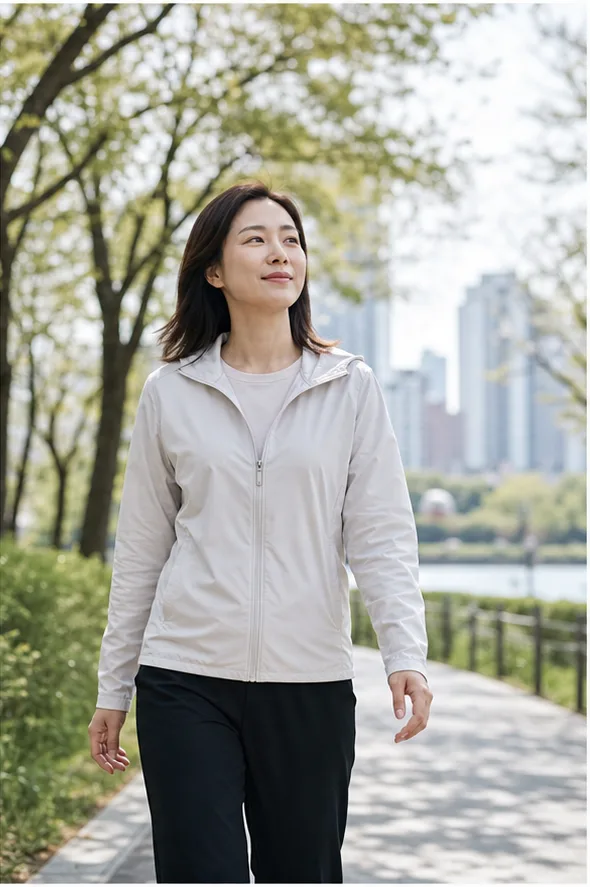 골반 불편의 회복 상태를 살피며 공원을 걷는 30대 여성