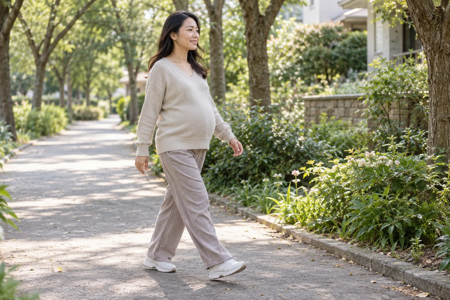편안한 옷과 운동화를 신고 평탄한 길을 가볍게 걷는 임신부