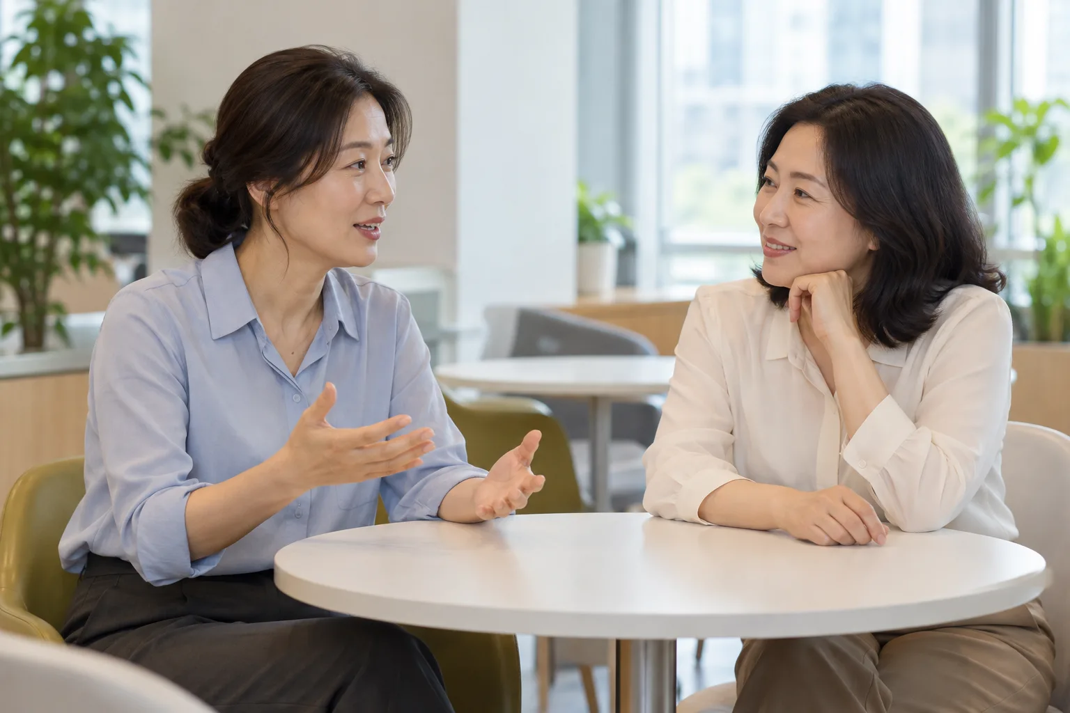 성인 여성 동료들이 업무 지원을 의논하는 AI 생성 가상 직장 장면