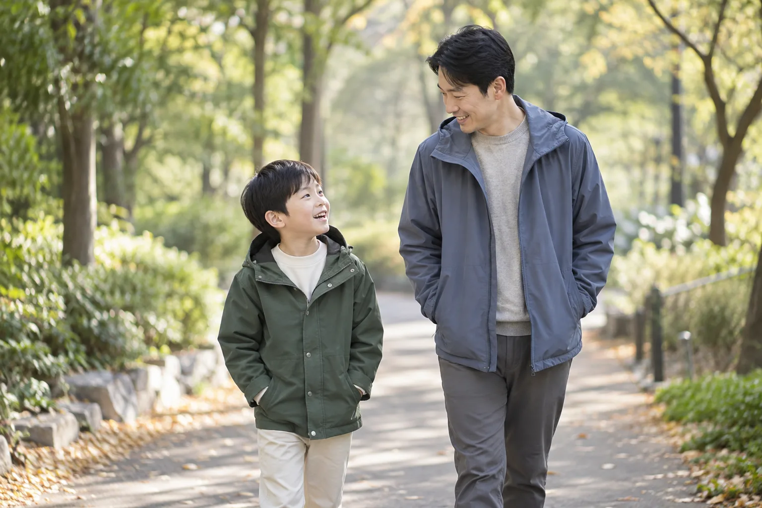 낮의 공원에서 보호자와 함께 걷는 아동의 일상 예시