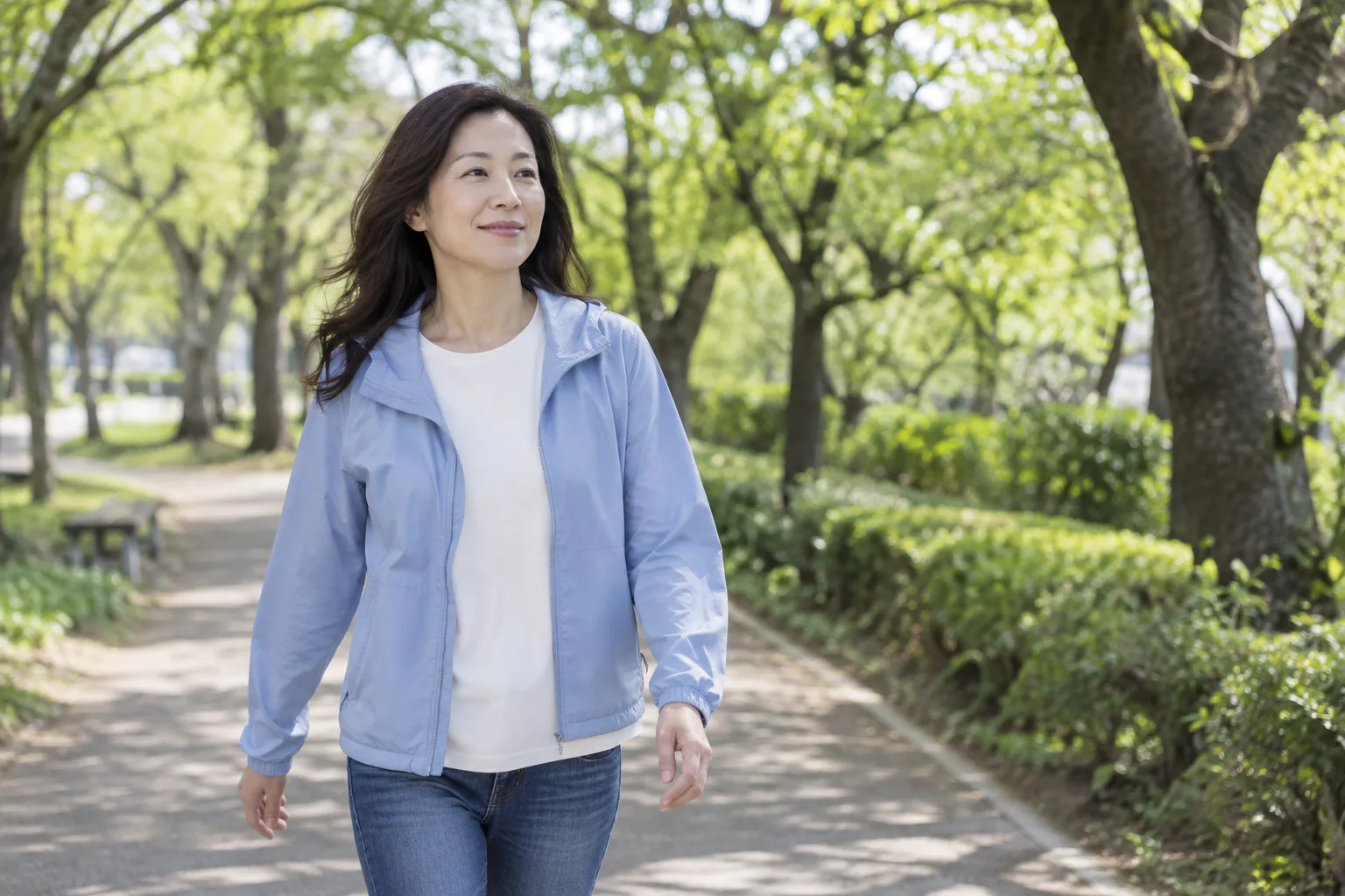 공원 길을 가볍게 걷는 성인 여성의 일상 예시